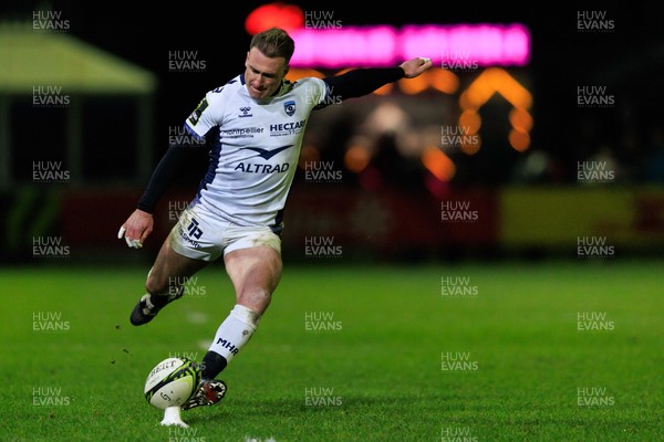 170126 - Ospreys v Montpellier Herault Rugby - EPCR Challenge Cup - Stuart Hogg of Montpellier kicks a conversion