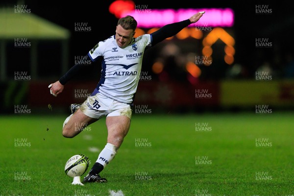 170126 - Ospreys v Montpellier Herault Rugby - EPCR Challenge Cup - Stuart Hogg of Montpellier kicks a conversion