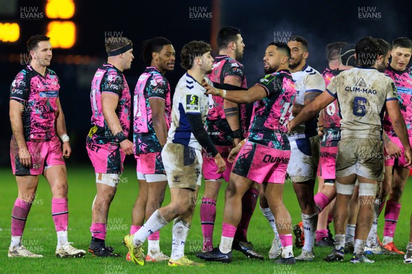 170126 - Ospreys v Montpellier Herault Rugby - EPCR Challenge Cup - Tensions boil over as Phil Cokanasiga of Ospreys and Melvyn Rates of Montpellier square up to each other