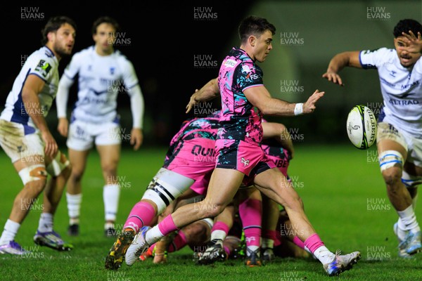 170126 - Ospreys v Montpellier Herault Rugby - EPCR Challenge Cup - Reuben Morgan-Williams of Ospreys kicks the ball