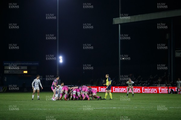 170126 - Ospreys v Montpellier Herault Rugby - EPCR Challenge Cup - Reuben Morgan-Williams of Ospreys puts the ball into a scrum