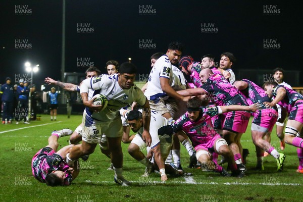 170126 - Ospreys v Montpellier Herault Rugby - EPCR Challenge Cup - Jordan Uelese of Montpellier is tackled by Reuben Morgan-Williams of Ospreys