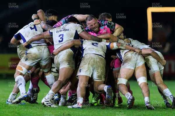 170126 - Ospreys v Montpellier Herault Rugby - EPCR Challenge Cup - Steff Thomas of Ospreys drives a maul forward