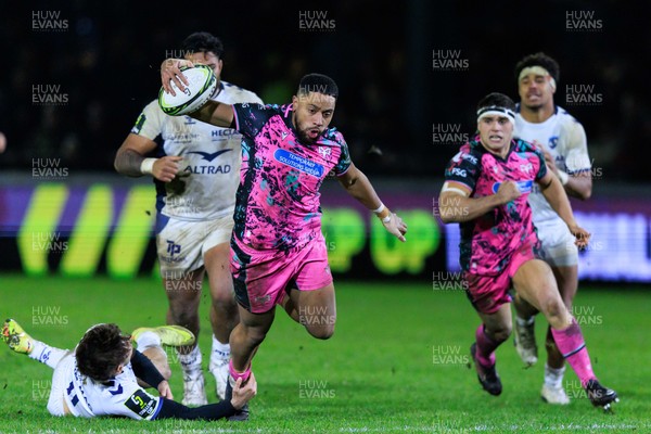 170126 - Ospreys v Montpellier Herault Rugby - EPCR Challenge Cup - Phil Cokanasiga of Ospreys is tackled
