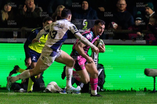 170126 - Ospreys v Montpellier Herault Rugby - EPCR Challenge Cup - Ryan Conbeer of Ospreys is tackled by Thomas Darmon of Montpellier