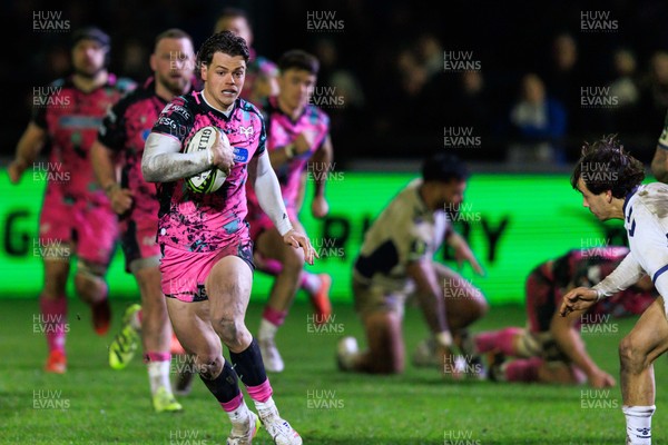 170126 - Ospreys v Montpellier Herault Rugby - EPCR Challenge Cup - Jack Walsh of Ospreys makes a break