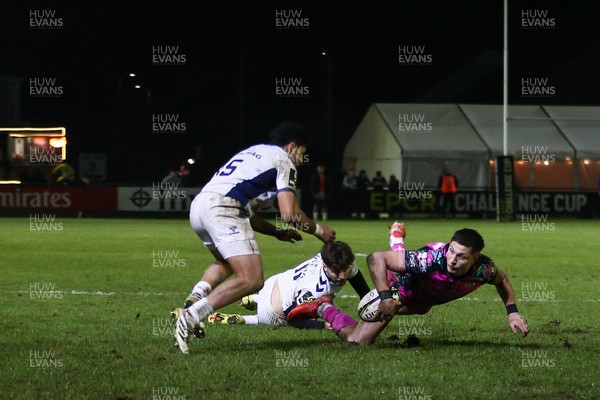 170126 - Ospreys v Montpellier Herault Rugby - EPCR Challenge Cup - Max Nagy of Ospreys offloads the ball as he is tackled by Melvyn Rates of Montpellier