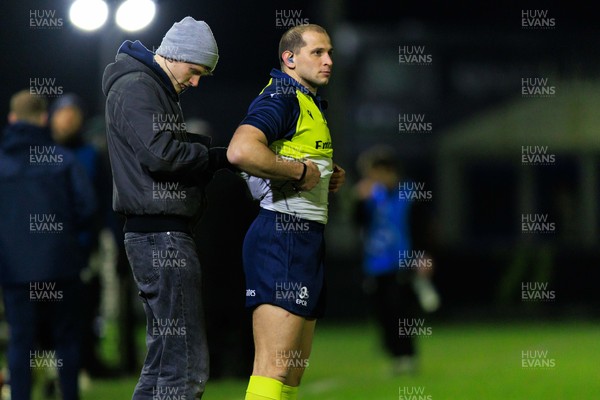 170126 - Ospreys v Montpellier Herault Rugby - EPCR Challenge Cup - Referee Federico Vedovelli receives attention