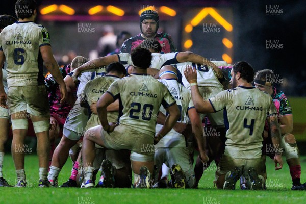 170126 - Ospreys v Montpellier Herault Rugby - EPCR Challenge Cup - Morgan Morris of Ospreys prepares to pack down in a scrum
