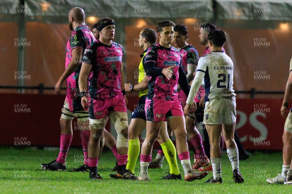 170126 - Ospreys v Montpellier Herault Rugby - EPCR Challenge Cup - Kieran Hardy of Ospreys shakes hands with Tom Baraer of Montpellier at the end of the match