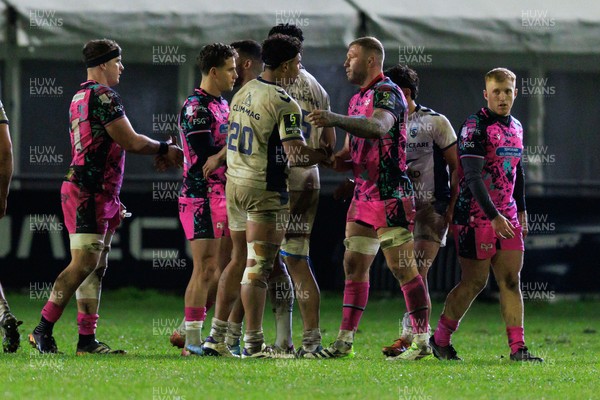 170126 - Ospreys v Montpellier Herault Rugby - EPCR Challenge Cup - Solomon Shand of Montpellier and Ross Moriarity of Ospreys shake hands at the end of the match
