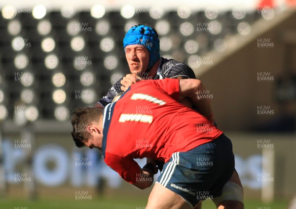 070315 - Ospreys v Munster - GuinnessPro12 -Justin Tipuric of Ospreys is tackled by Ronan O'Mahony of Munster