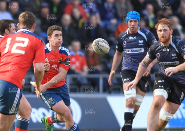 070315 - Ospreys v Munster - GuinnessPro12 -Ian Keatley of Munster spreads the ball wide