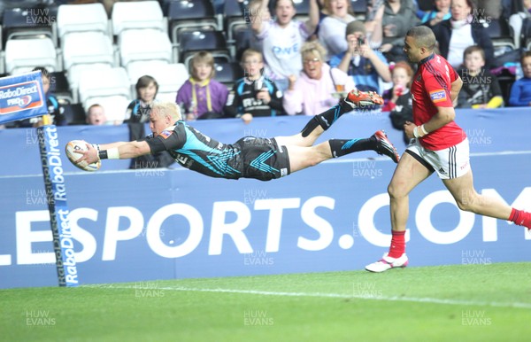 110512 Ospreys v MunsterOspreys Hanno Dirksen scores try