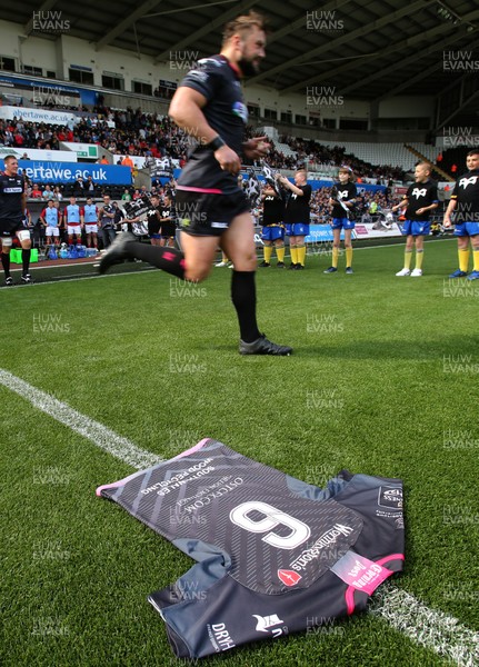 130915 - Ospreys v Munster, Guinness PRO12 - Ospreys players run past a number 6 shirt in memory of former All Black and Ospreys player Jerry Collins who died during the summer 