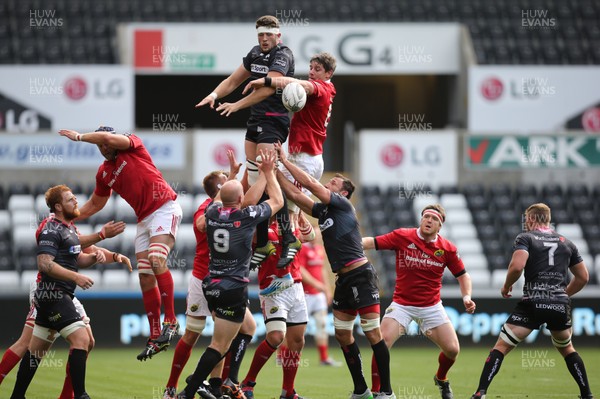 130915 - Ospreys v Munster, Guinness PRO12 - Rory Thornton of Ospreys wins the line out ball