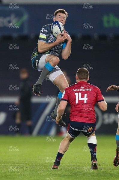 161119 - Ospreys v Munster, Heineken Champions Cup - Cai Evans of Ospreys jumps above Andrew Conway of Munster to claim the ball