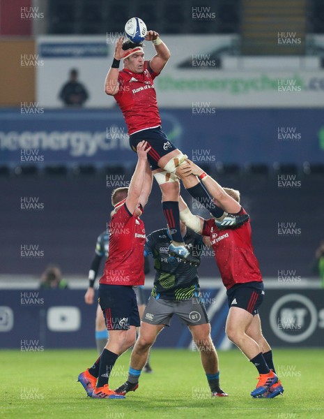 161119 - Ospreys v Munster, Heineken Champions Cup - Billy Holland of Munster takes the line out ball