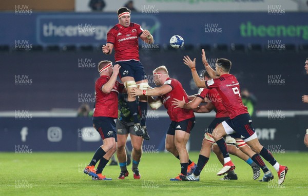 161119 - Ospreys v Munster, Heineken Champions Cup - Billy Holland of Munster makes the line out ball available for Conor Murray of Munster