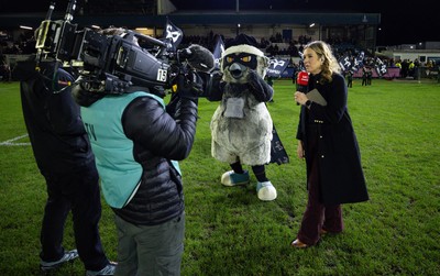 201225 - Ospreys v Munster, United Rugby Championship - TV broadcast presenter Catrin Heledd with Ozzy