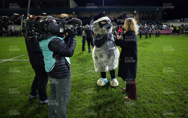 201225 - Ospreys v Munster, United Rugby Championship - TV broadcast presenter Catrin Heledd with Ozzy