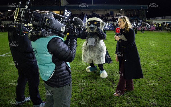 201225 - Ospreys v Munster, United Rugby Championship - TV broadcast presenter Catrin Heledd with Ozzy
