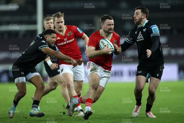 220324 - Ospreys v Munster - United Rugby Championship - Sean O'Brien of Munster is challenged by Keelan Giles and Alex Cuthbert of Ospreys 