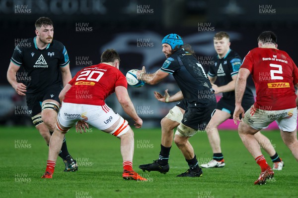 220324 - Ospreys v Munster - United Rugby Championship - Justin Tipuric of Ospreys passes the ball