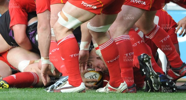 23.04.11 - Ospreys v Munster - Magners League - Alun Wyn Jones of Ospreys scores try. 