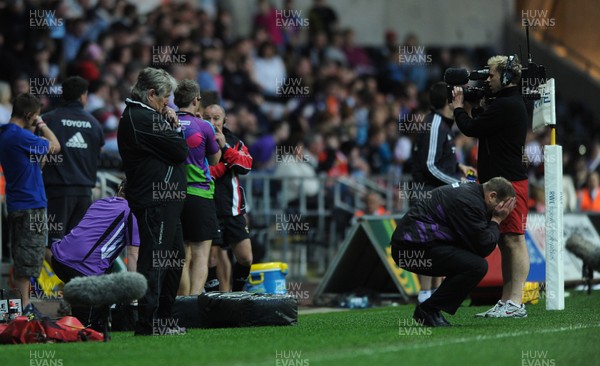 23.04.11 - Ospreys v Munster - Magners League - Ospreys Director of Coaching Scott Johnson and forwards coach Jonathan Humphreys look dejected at the end of the game. 