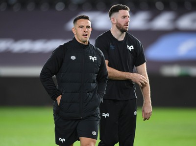 231021 - Ospreys v Munster - United Rugby Championship - Owen Watkin and Alex Cuthbert of Ospreys ahead of kick off