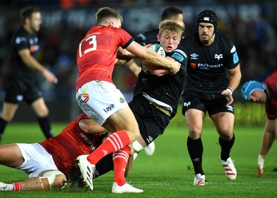 231021 - Ospreys v Munster - United Rugby Championship - Jac Morgan of Ospreys takes on Dan Goggin and Liam Coombes of Munster