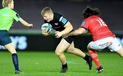 231021 - Ospreys v Munster - United Rugby Championship - Keiran Williams of Ospreys gets past Kevin O’Byrne of Munster