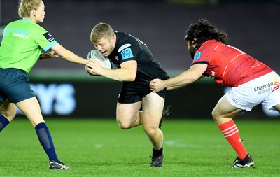 231021 - Ospreys v Munster - United Rugby Championship - Keiran Williams of Ospreys gets past Kevin O’Byrne of Munster