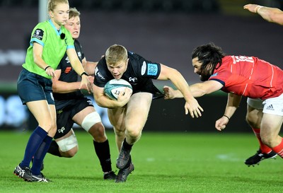 231021 - Ospreys v Munster - United Rugby Championship - Keiran Williams of Ospreys gets past Kevin O’Byrne of Munster