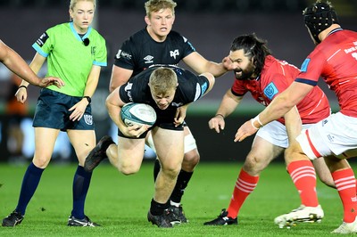 231021 - Ospreys v Munster - United Rugby Championship - Keiran Williams of Ospreys gets past Kevin O’Byrne of Munster