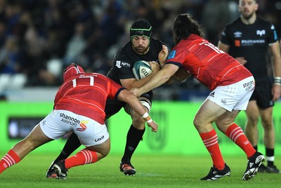 231021 - Ospreys v Munster - United Rugby Championship - Morgan Morris of Ospreys takes on Josh Wycherley and Kevin O’Byrne of Munster