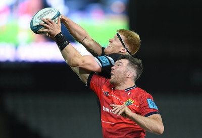 231021 - Ospreys v Munster - United Rugby Championship - Sam Cross of Ospreys and Peter O’Mahony of Munster compete at line out