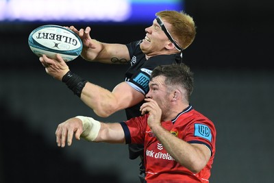 231021 - Ospreys v Munster - United Rugby Championship - Sam Cross of Ospreys and Peter O’Mahony of Munster compete at line out