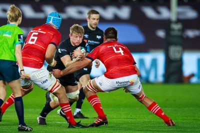 231021 - Ospreys v Munster - United Rugby Championship - Jac Morgan of Ospreys carries the ball