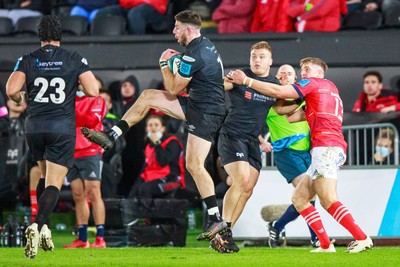 231021 - Ospreys v Munster - United Rugby Championship - Alex Cuthbert of Ospreys takes a high ball