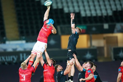 231021 - Ospreys v Munster - United Rugby Championship - Tadhg Beirne of Munster wins a lineout