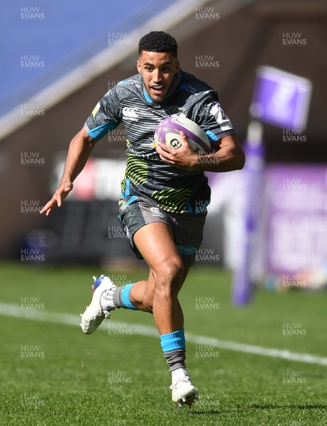 030421 - Ospreys v Newcastle Falcons - European Rugby Challenge Cup - Keelan Giles of Ospreys gets clear