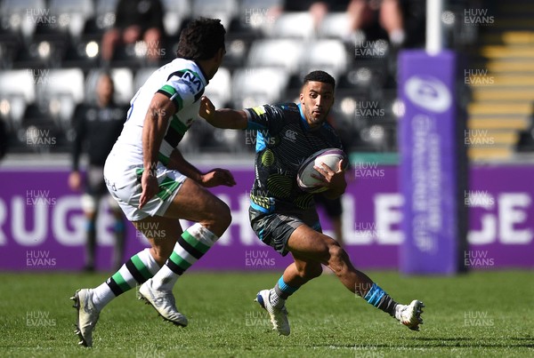 030421 - Ospreys v Newcastle Falcons - European Rugby Challenge Cup - Keelan Giles of Ospreys takes on Matias Orlando of Newcastle