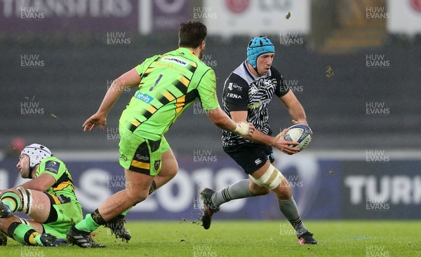 171217 - Ospreys v Northampton Saints - European Rugby Champions Cup - Justin Tipuric of Ospreys is challenged by Francois van Wyk of Northampton