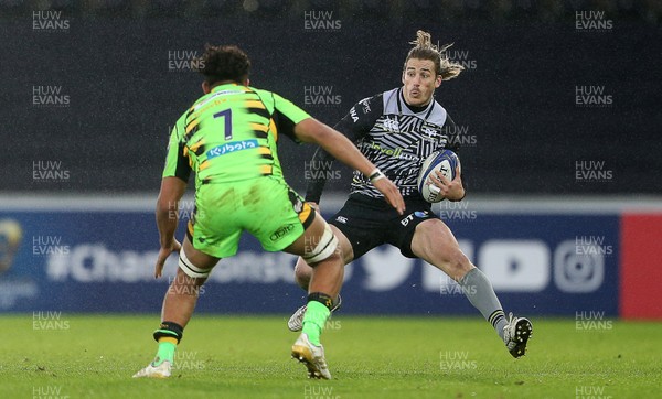 171217 - Ospreys v Northampton Saints - European Rugby Champions Cup - Jeff Hassler of Ospreys is challenged by Teimana Harrison of Northampton