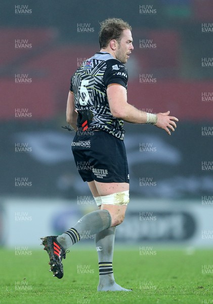 171217 - Ospreys v Northampton Saints - European Rugby Champions Cup - Alun Wyn Jones of Ospreys carries one of his boots in his shorts