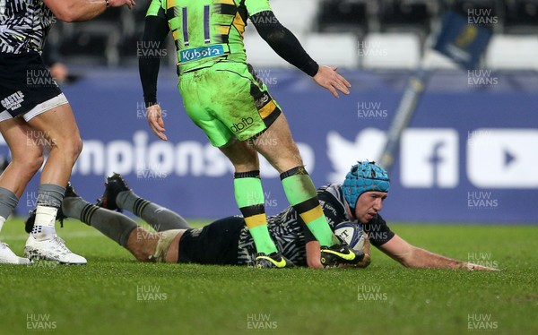 171217 - Ospreys v Northampton Saints - European Rugby Champions Cup - Justin Tipuric of Ospreys scores a try