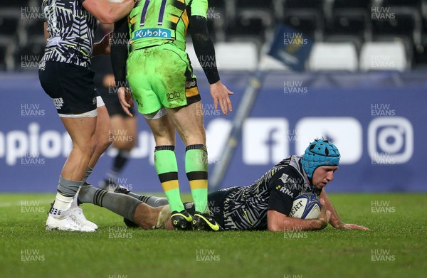 171217 - Ospreys v Northampton Saints - European Rugby Champions Cup - Justin Tipuric of Ospreys scores a try