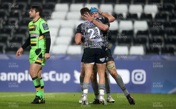 171217 - Ospreys v Northampton Saints - European Rugby Champions Cup - Justin Tipuric of Ospreys celebrates scoring a try with Rhys Webb